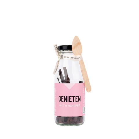 Chocolademelk genieten met een snorretje