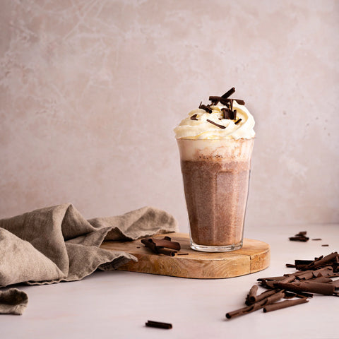 Chocolademelk genieten met een snorretje