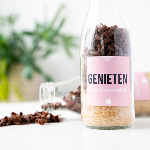 Chocolademelk genieten met een snorretje